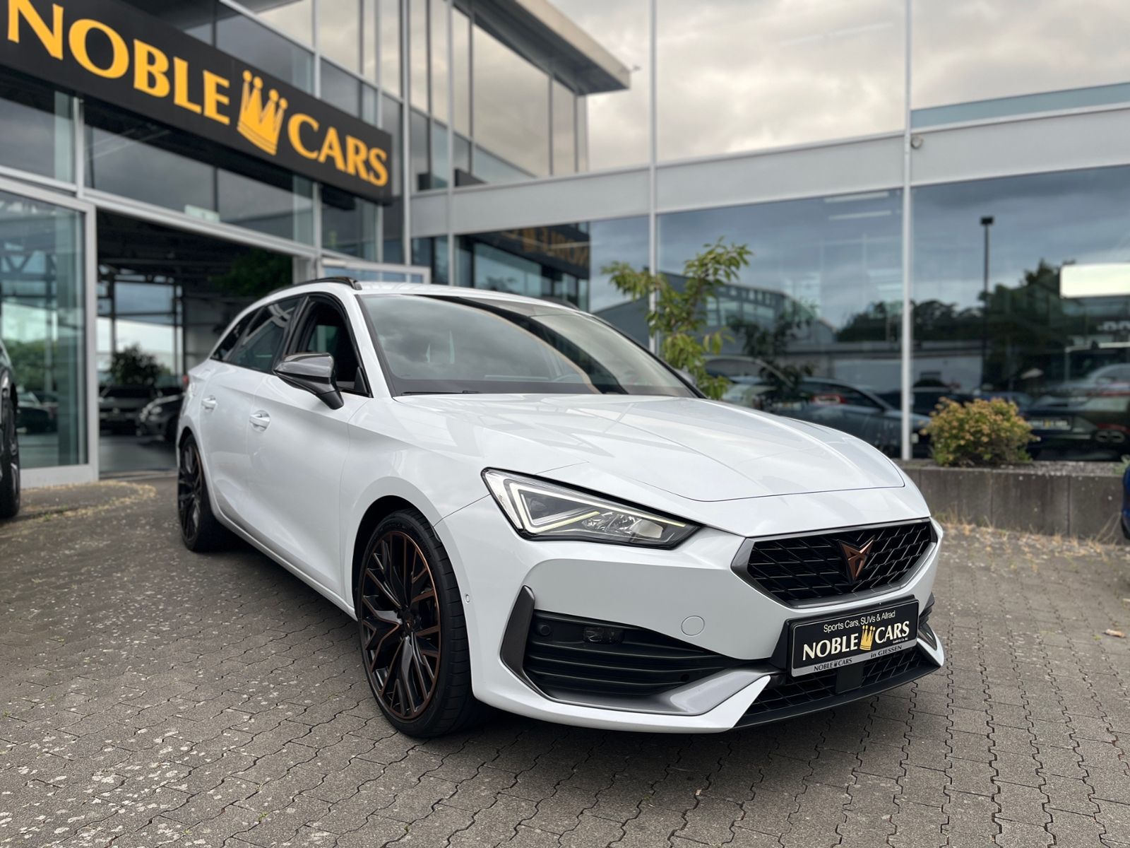 Fahrzeugabbildung CUPRA Leon Sportstourer VZ e-Hybrid RFK SHZ NAV
