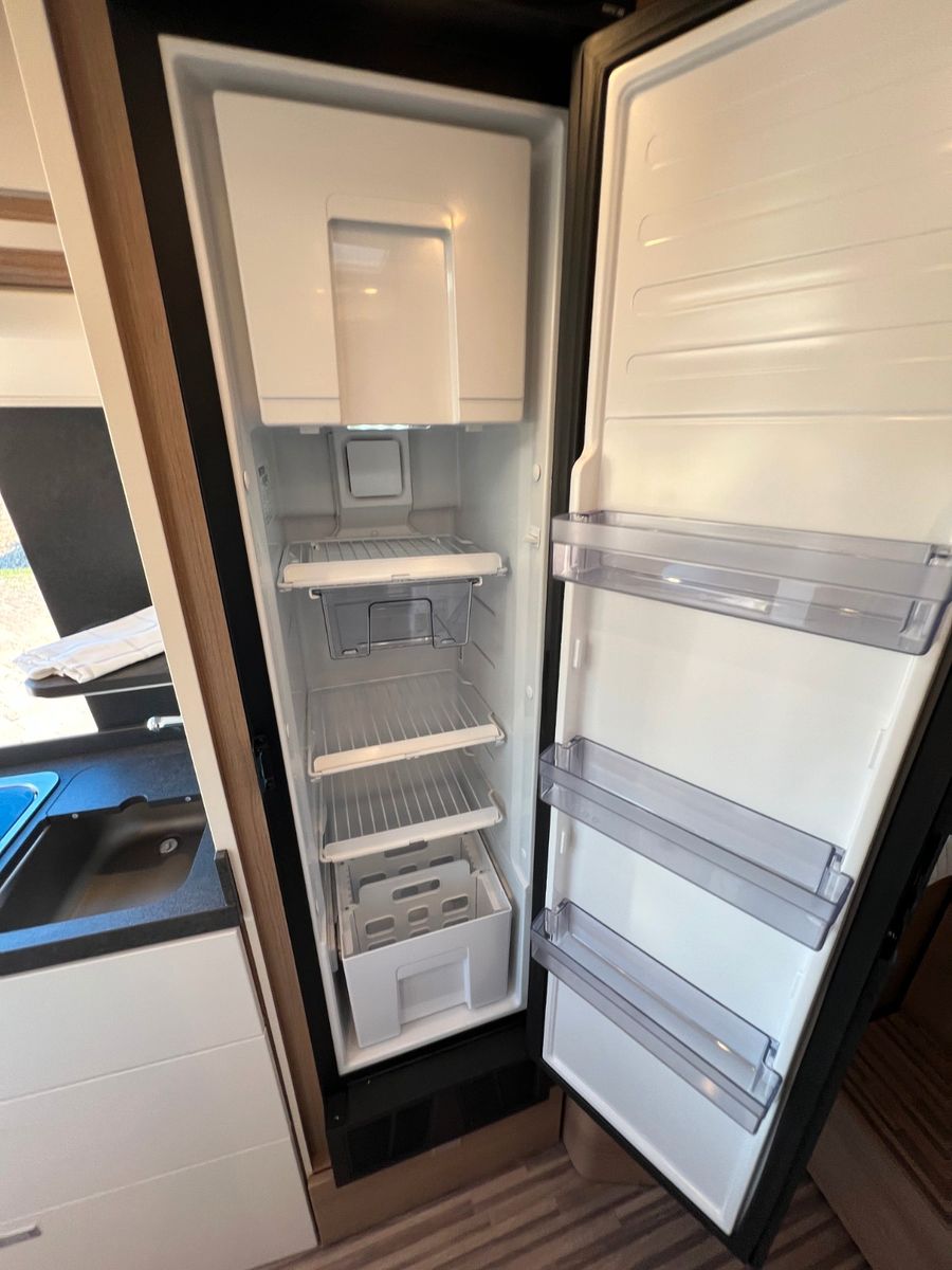 Fahrzeugabbildung Malibu Van Comfort Coupe 640 LE großer Kühlschrank
