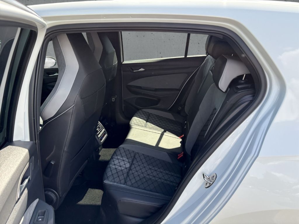 Fahrzeugabbildung Volkswagen Golf 8 TDI DSG R-Line AHK IQ.Light Pano Navi ACC