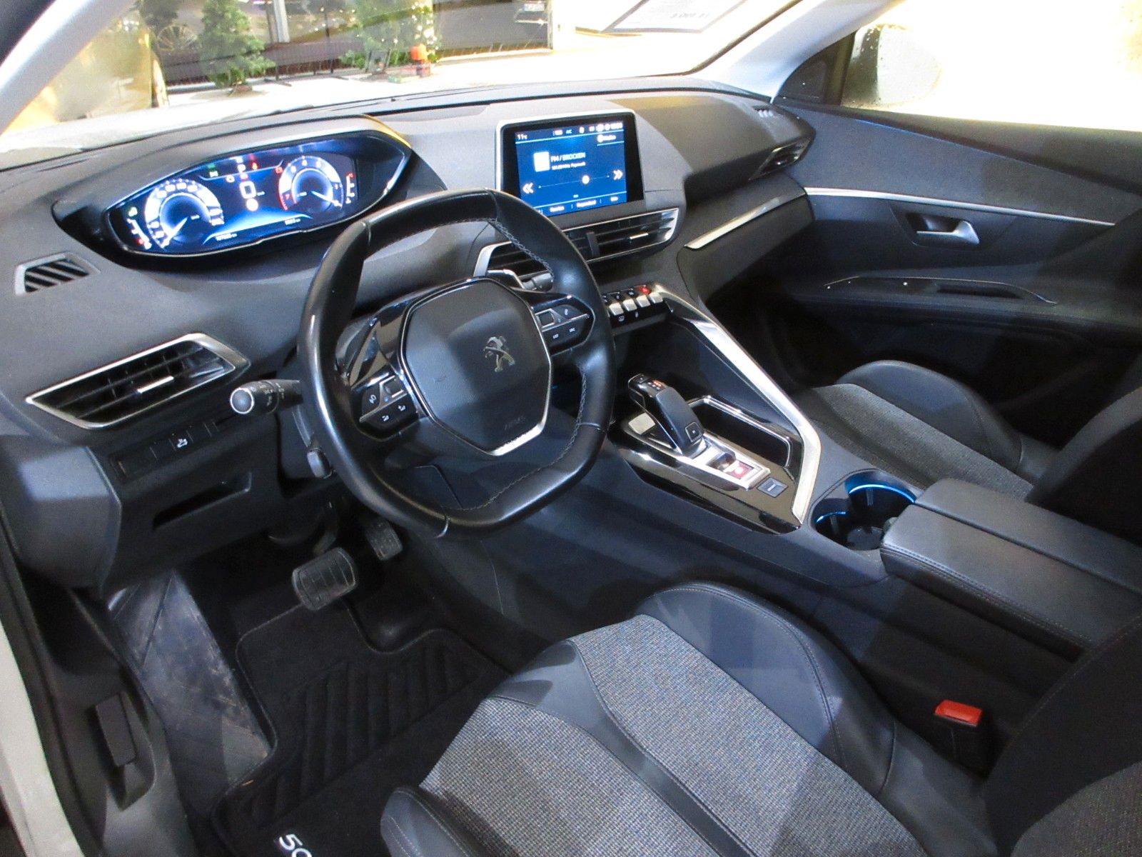 Fahrzeugabbildung Peugeot 3008 Allure 1.2T LED/NAVI/PDC/R´CAM/KEYLESS