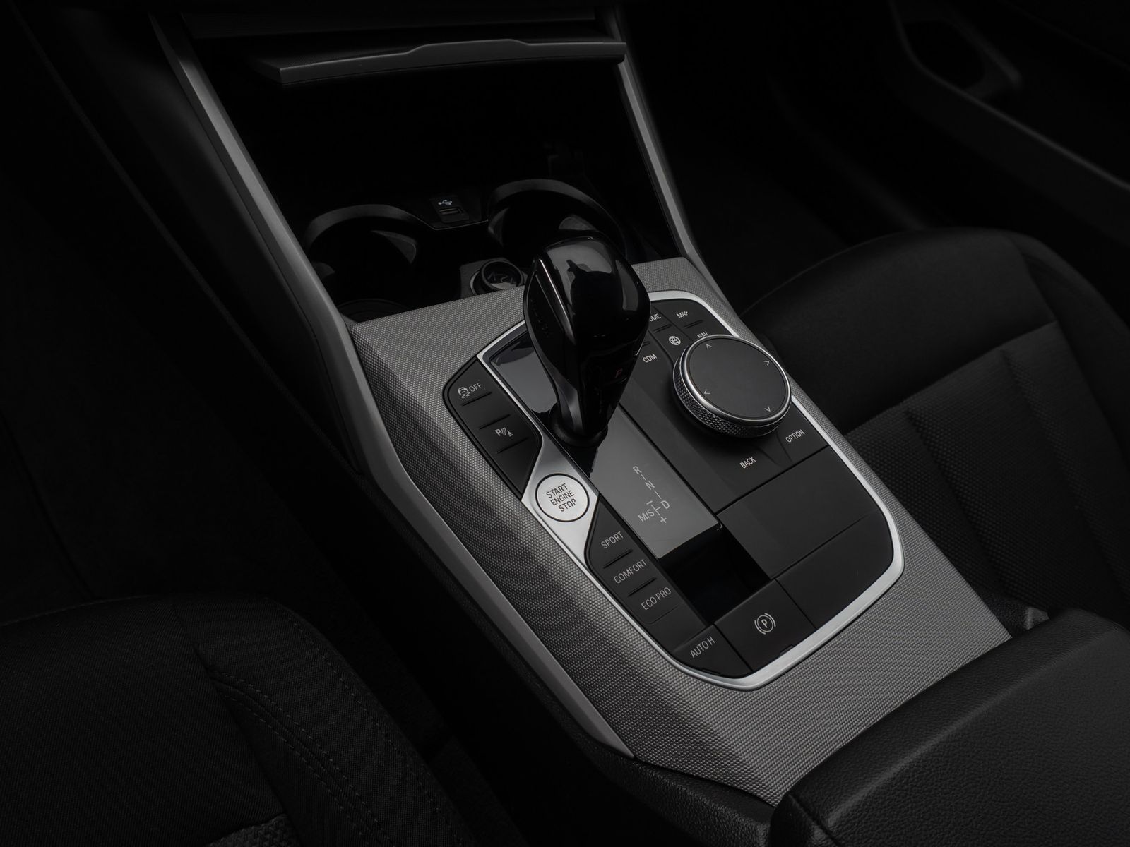 Fahrzeugabbildung BMW 320d DAB CockPitPro PDC DrivingAssist Alarm LED