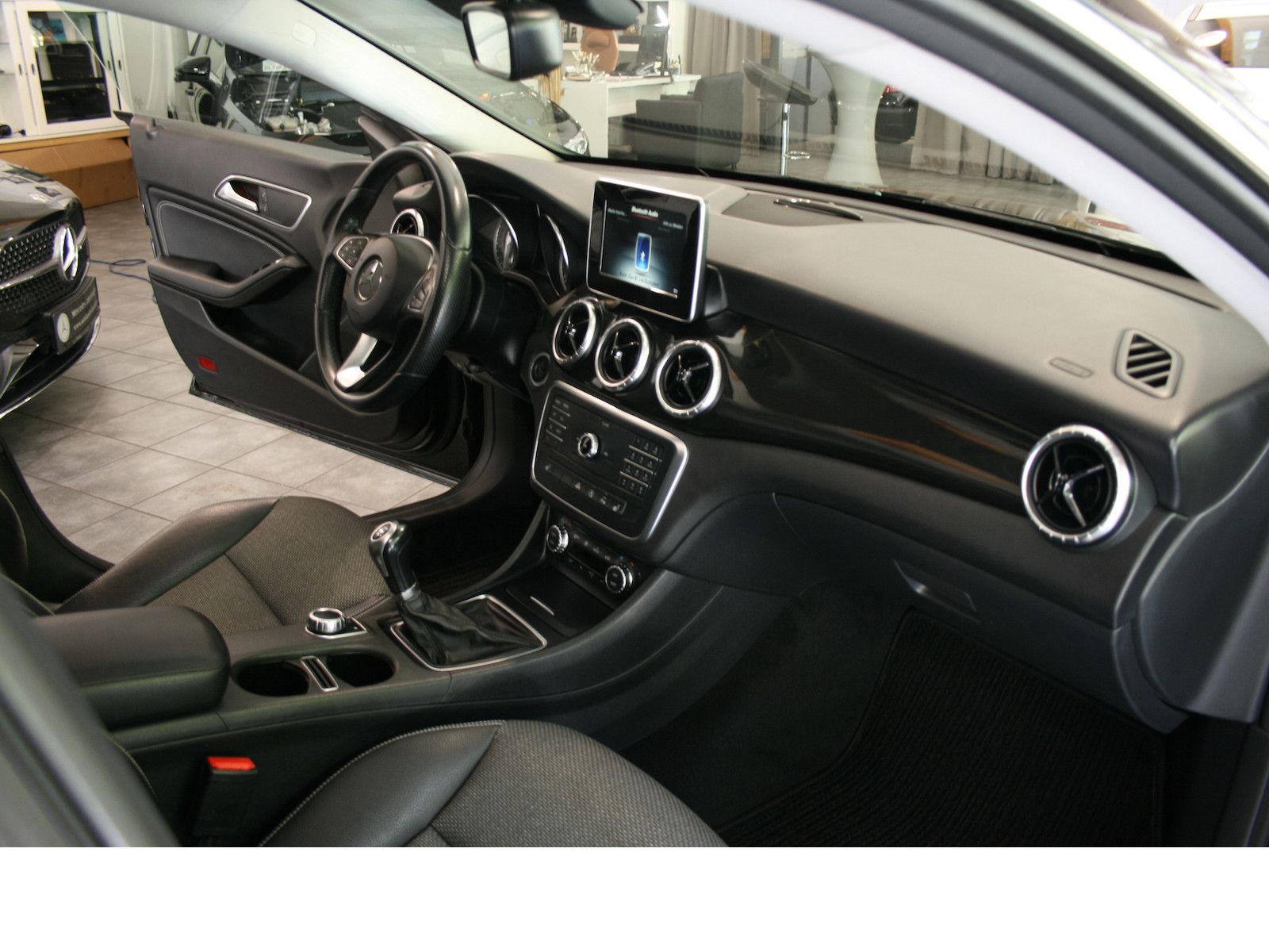 Fahrzeugabbildung Mercedes-Benz CLA 200 Shooting Brake CDI *Pano-Dach*AHK*Xenon*