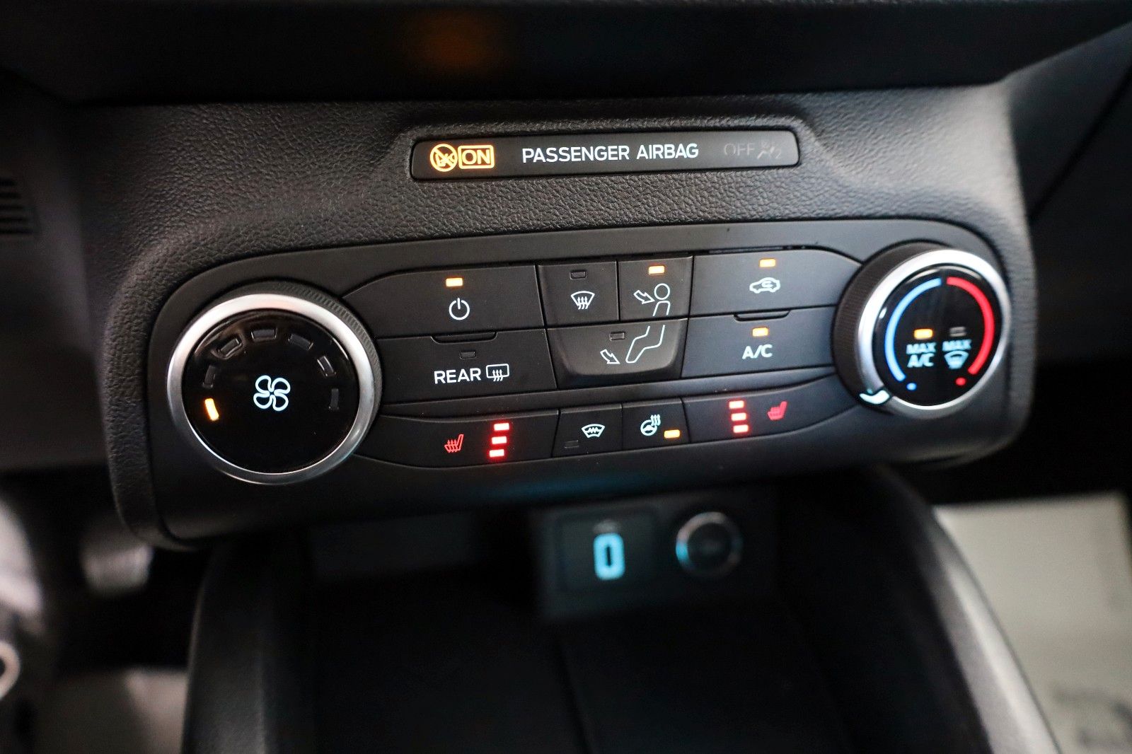 Fahrzeugabbildung Ford Focus Lim. Cool & Connect Navi,SH,Kamera,SR+WR
