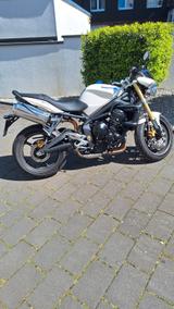 Triumph Street Triple 675 GARAGENFAHRZEUG - TRIUMPH 2010 STREET TRIPLE