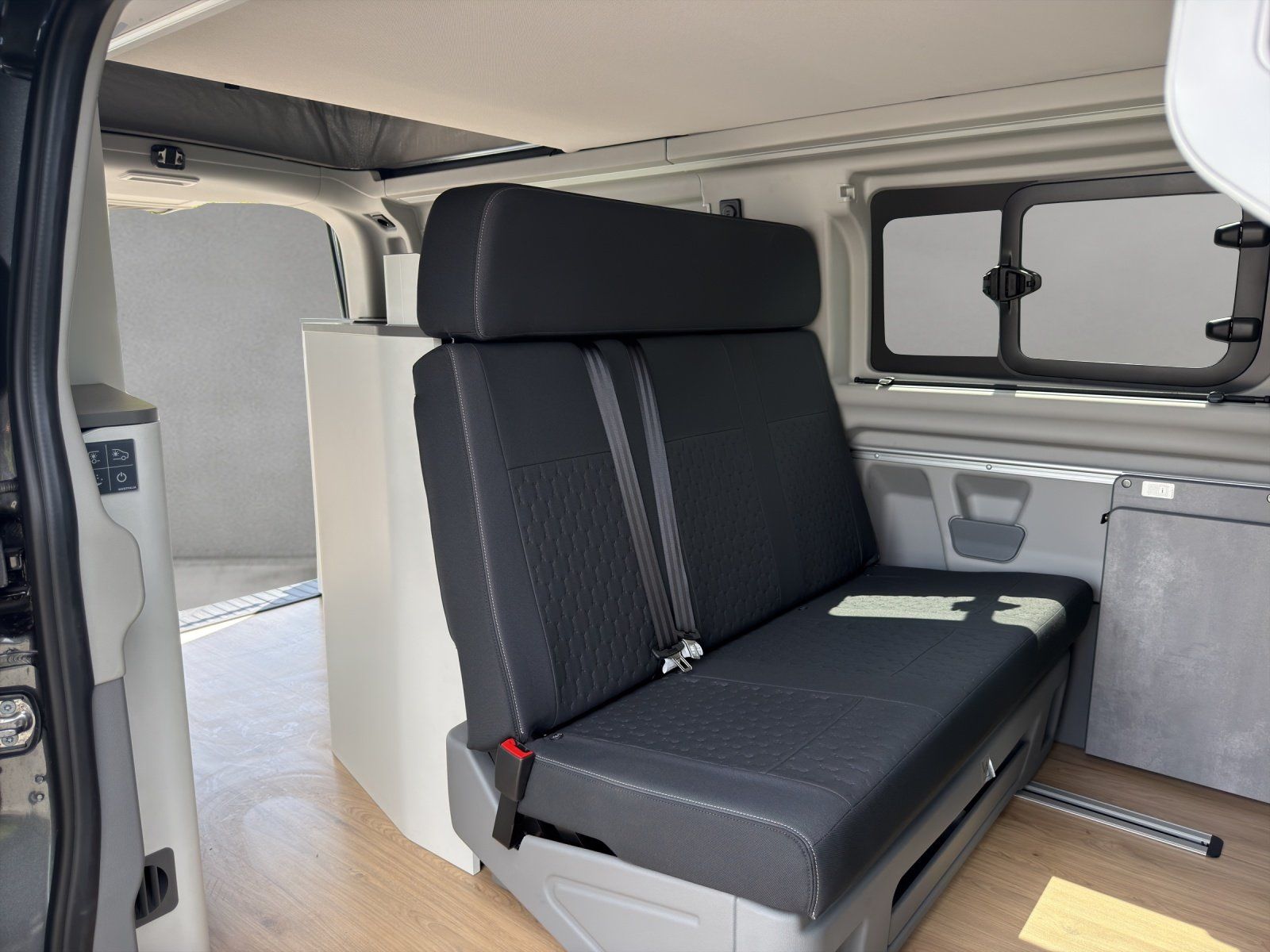 Fahrzeugabbildung Ford Nugget Titanium 320 L2 Markise Großer Schrank