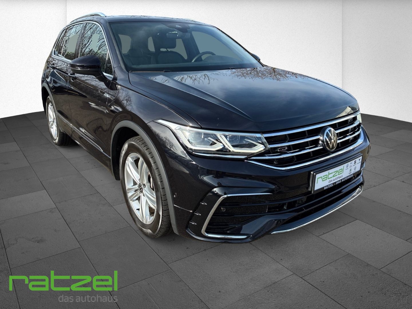 Fahrzeugabbildung Volkswagen Tiguan 2.0 TSI R-Line 4Motion Sportpaket AHK-