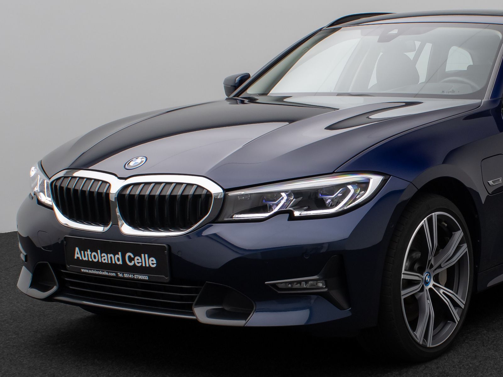 Fahrzeugabbildung BMW 330e xD SportLine Pano Kamera Laser HUD DAB HiFi