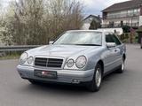 Mercedes-Benz E 220 Elegance Klima/SHD/Neuwertiger zustand! - Mercedes-Benz aus 1999 mit Diesel-Antrieb