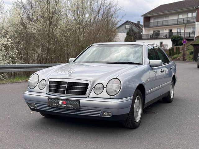 Mercedes-Benz E 220 Elegance Klima/SHD/Neuwertiger zustand!