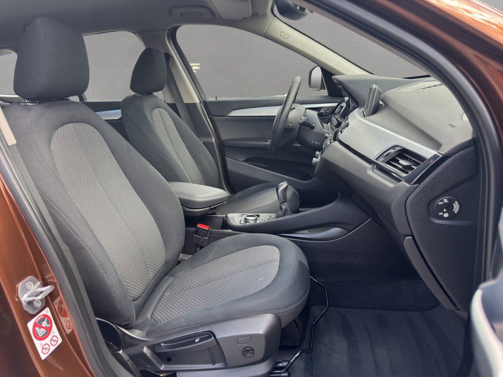 Fahrzeugabbildung BMW X1 sDrive 18i Advantage/PDC/SHZ/NAVI/