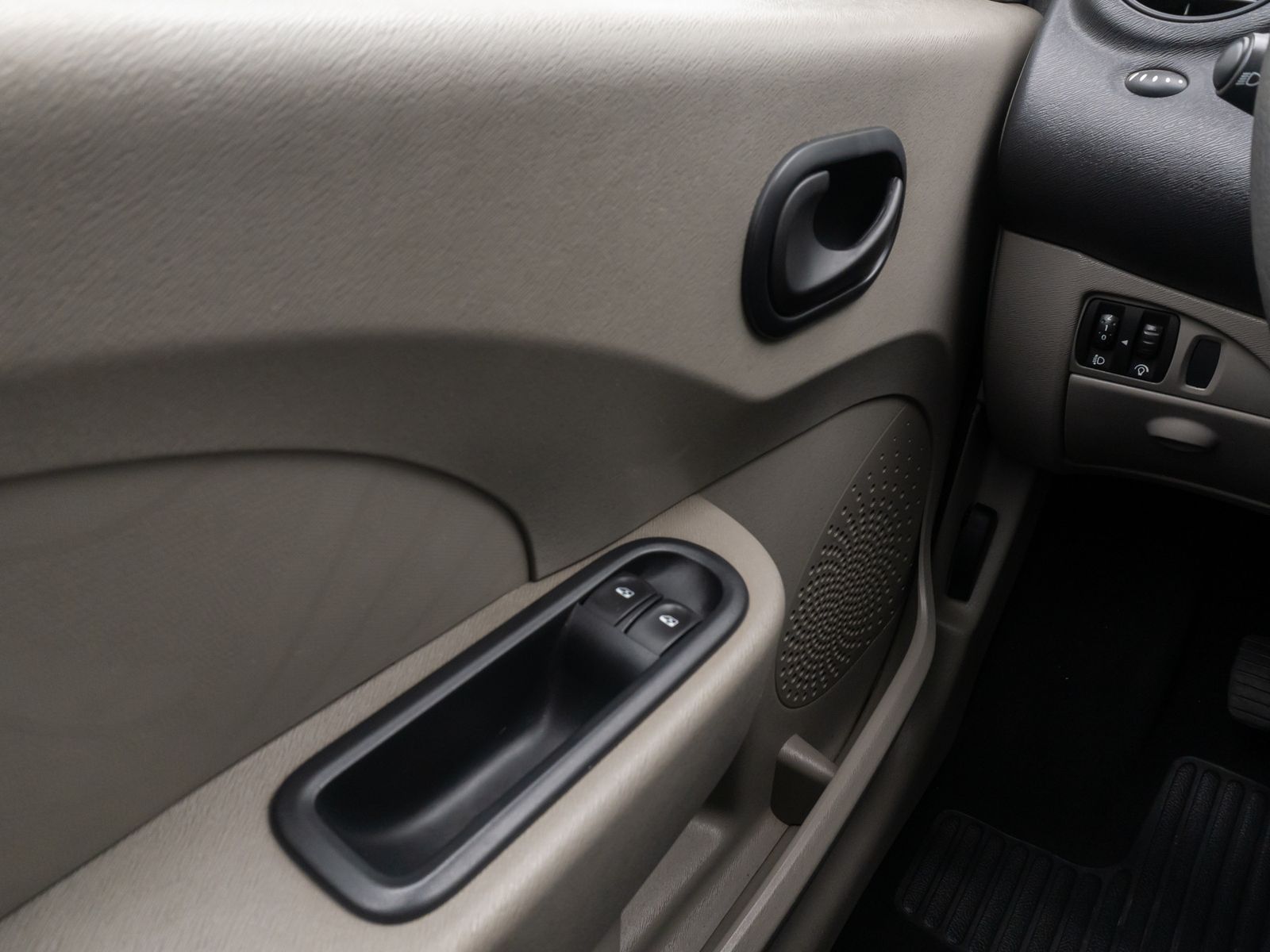 Fahrzeugabbildung Renault Twingo Authentique AllwetterReif CD ABS BremsAss