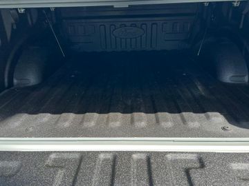 Ford F 150 Lightning SXT AWD Elektro 2023 hellgrau