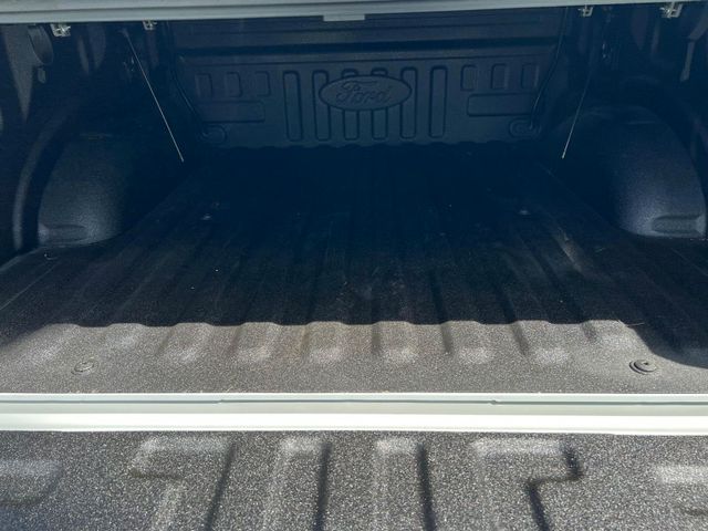 Ford F 150 Lightning SXT AWD Elektro 2023 hellgrau