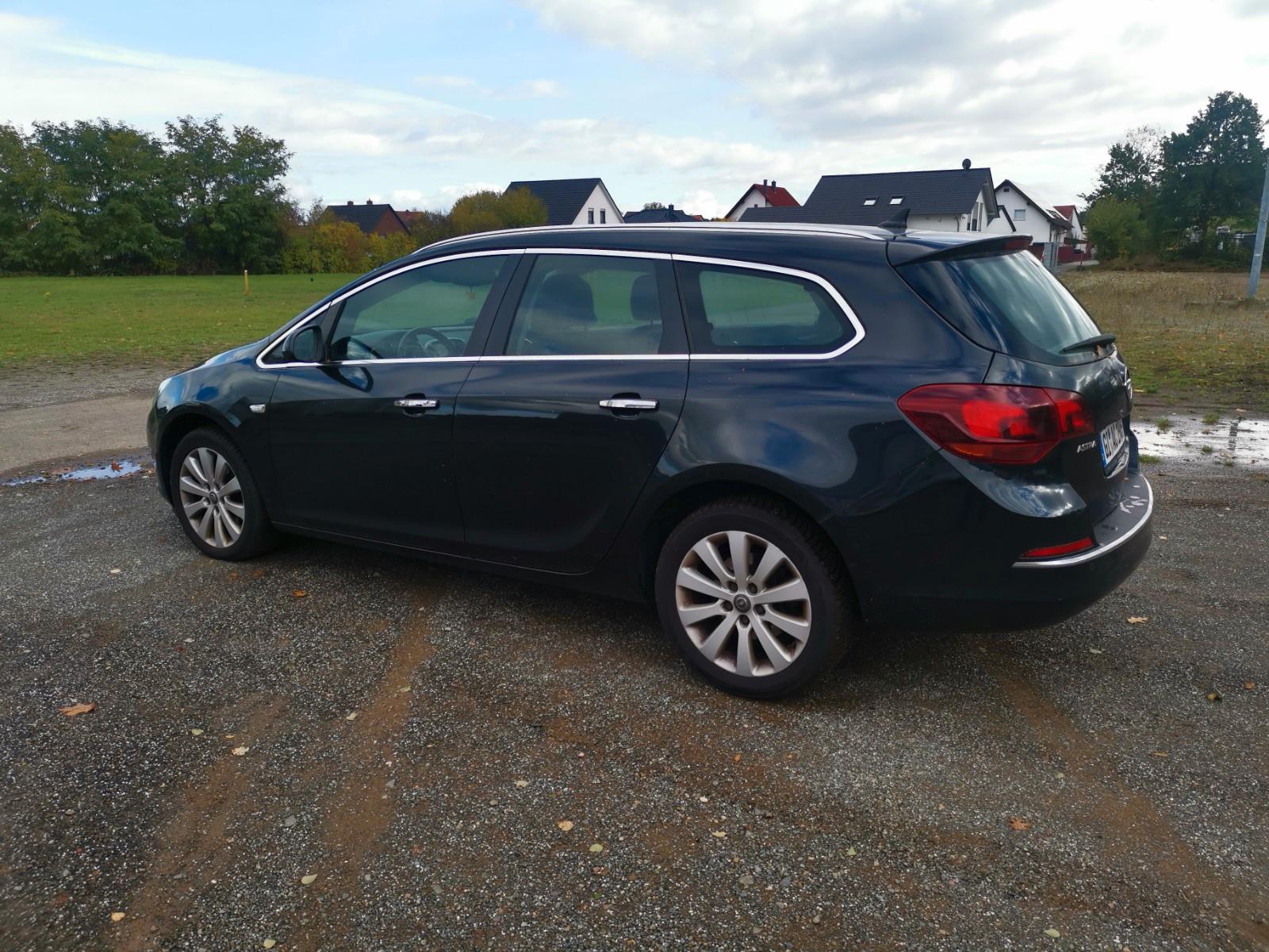 Opel Astra 2012 — вигляд ззаду