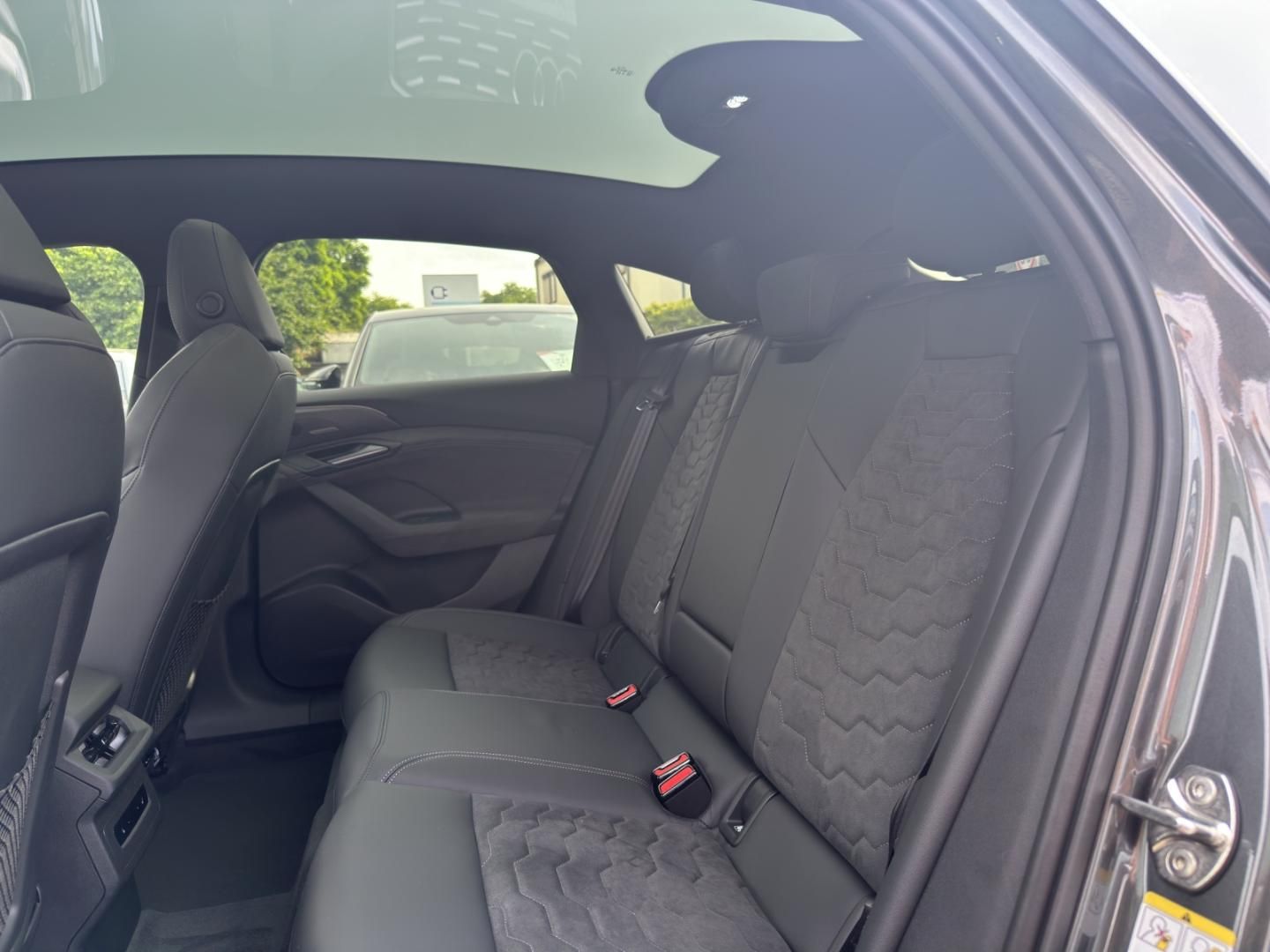 Fahrzeugabbildung Audi A6 Sportback e-tron quattro, Tech pro, Pano, AHK