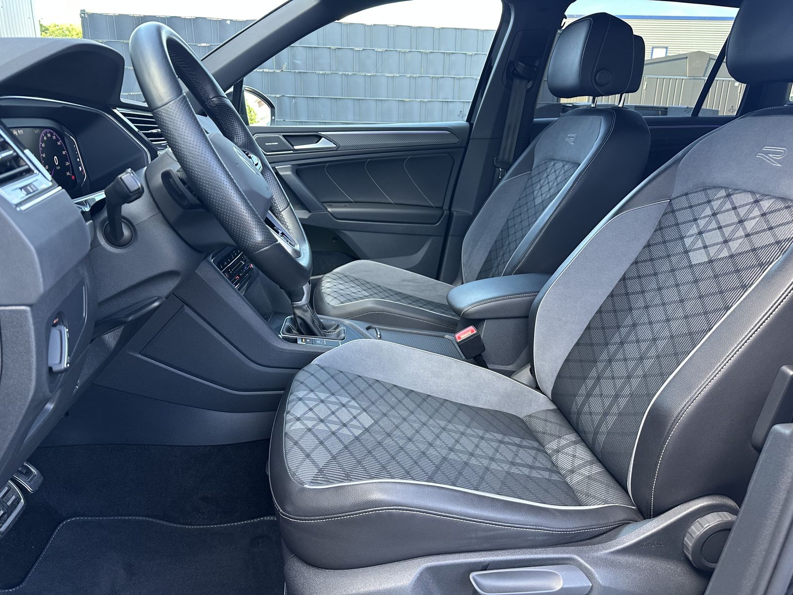 Fahrzeugabbildung Volkswagen Tiguan 1.5 TSI DSG R-Line NAV+LED+ACC+SHZ+HK