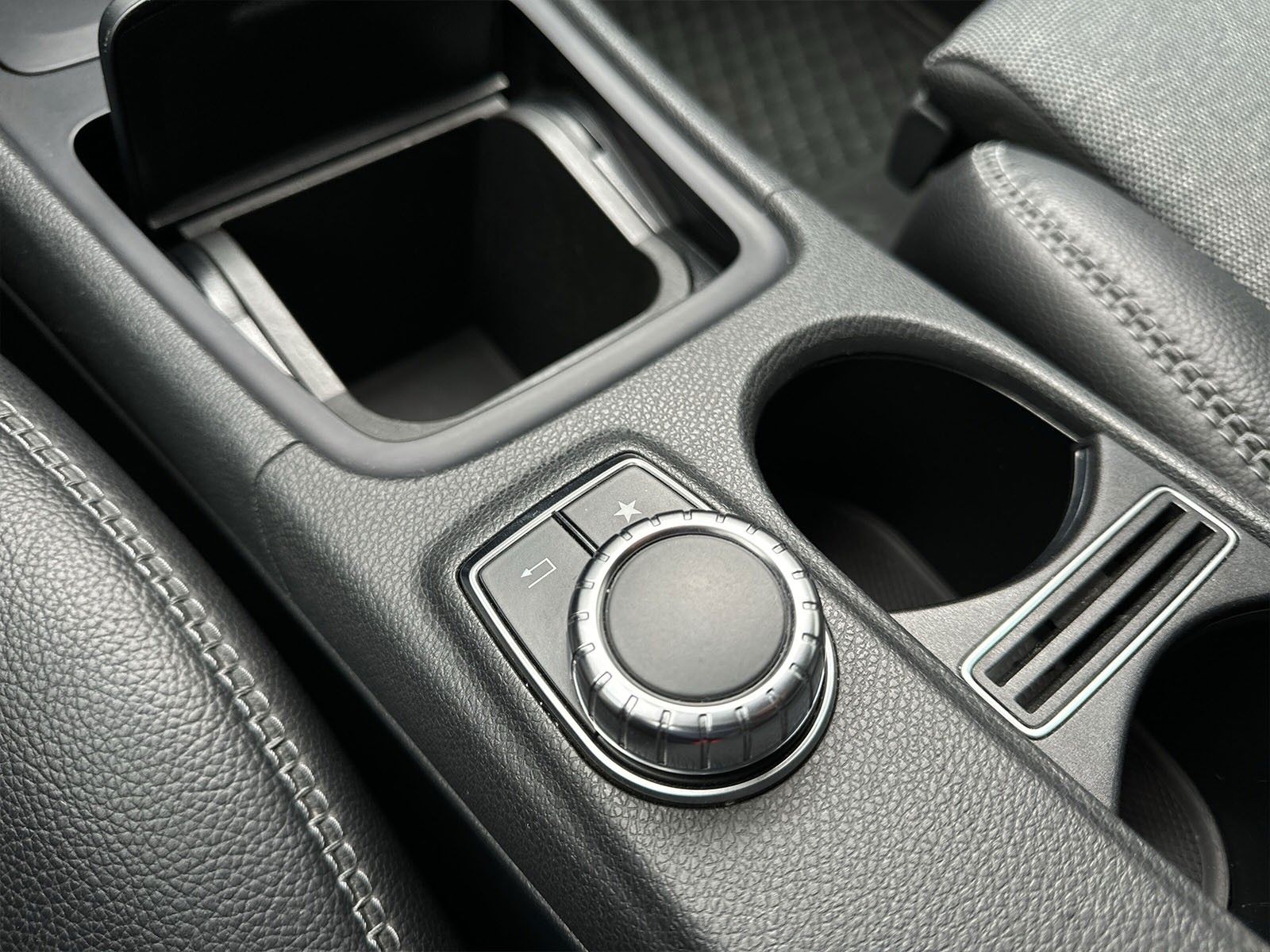 Fahrzeugabbildung Mercedes-Benz GLA 200 CDI *Allrad*AHK*Navi*Parkass*Teilleder