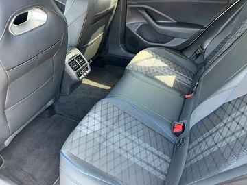 Fahrzeugbestand 8 Volkswagen Passat Variant 2.0 TDI 142 kW 4M R-Line Black