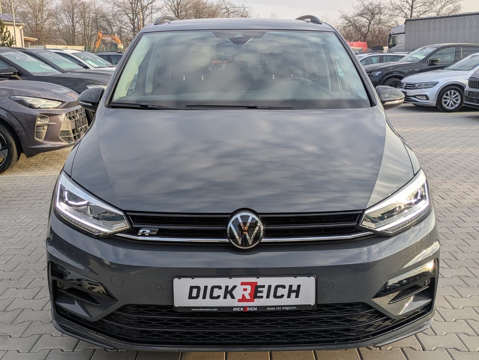 Fahrzeugabbildung Volkswagen Touran 2.0 DSG R-Line High BLACK Pano 7Si IQ AHK