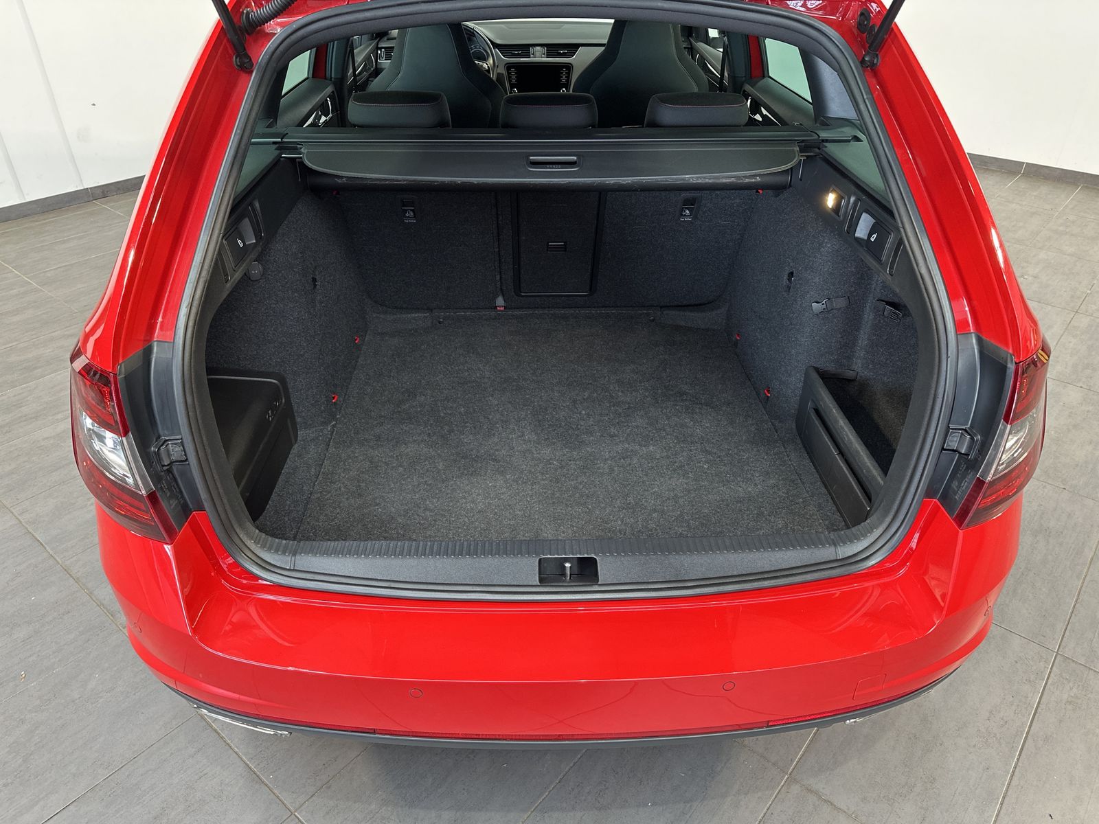 Fahrzeugabbildung SKODA Octavia Combi 2.0 TDI DSG RS NAV+LED+18ZOLL+2HD