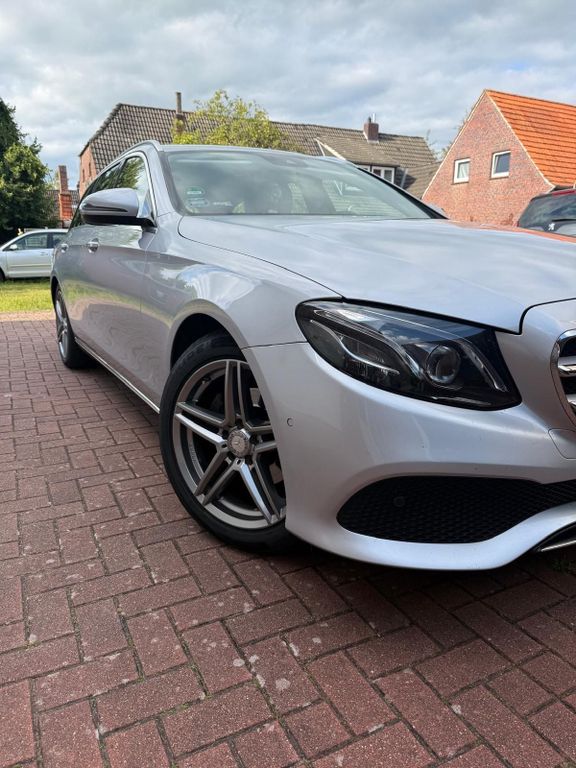 Image of Mercedes-Benz E 220