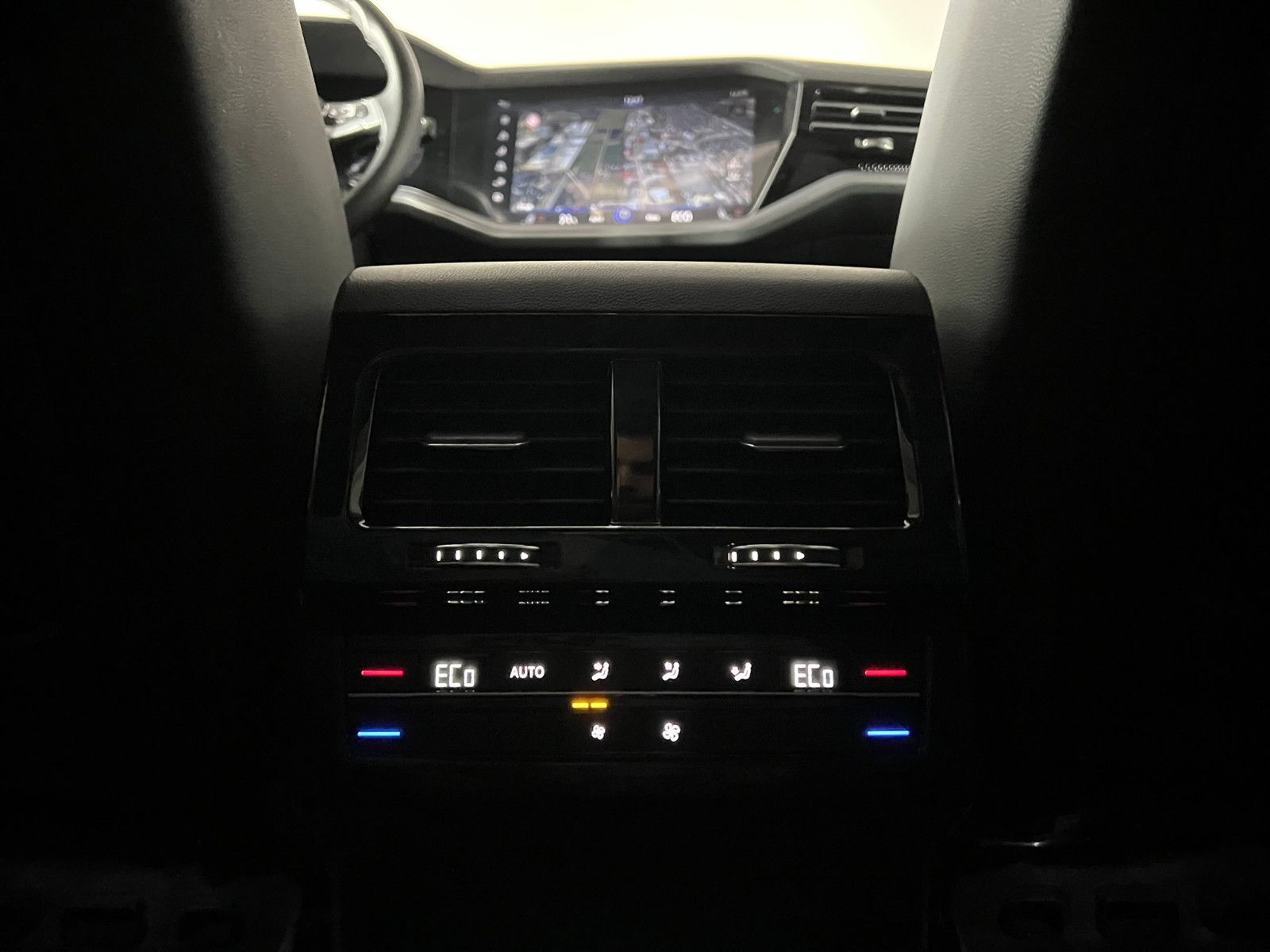 Fahrzeugabbildung Volkswagen Touareg R-Line 4Motion/PANO/AHK/MATRIX/BLACK OP.