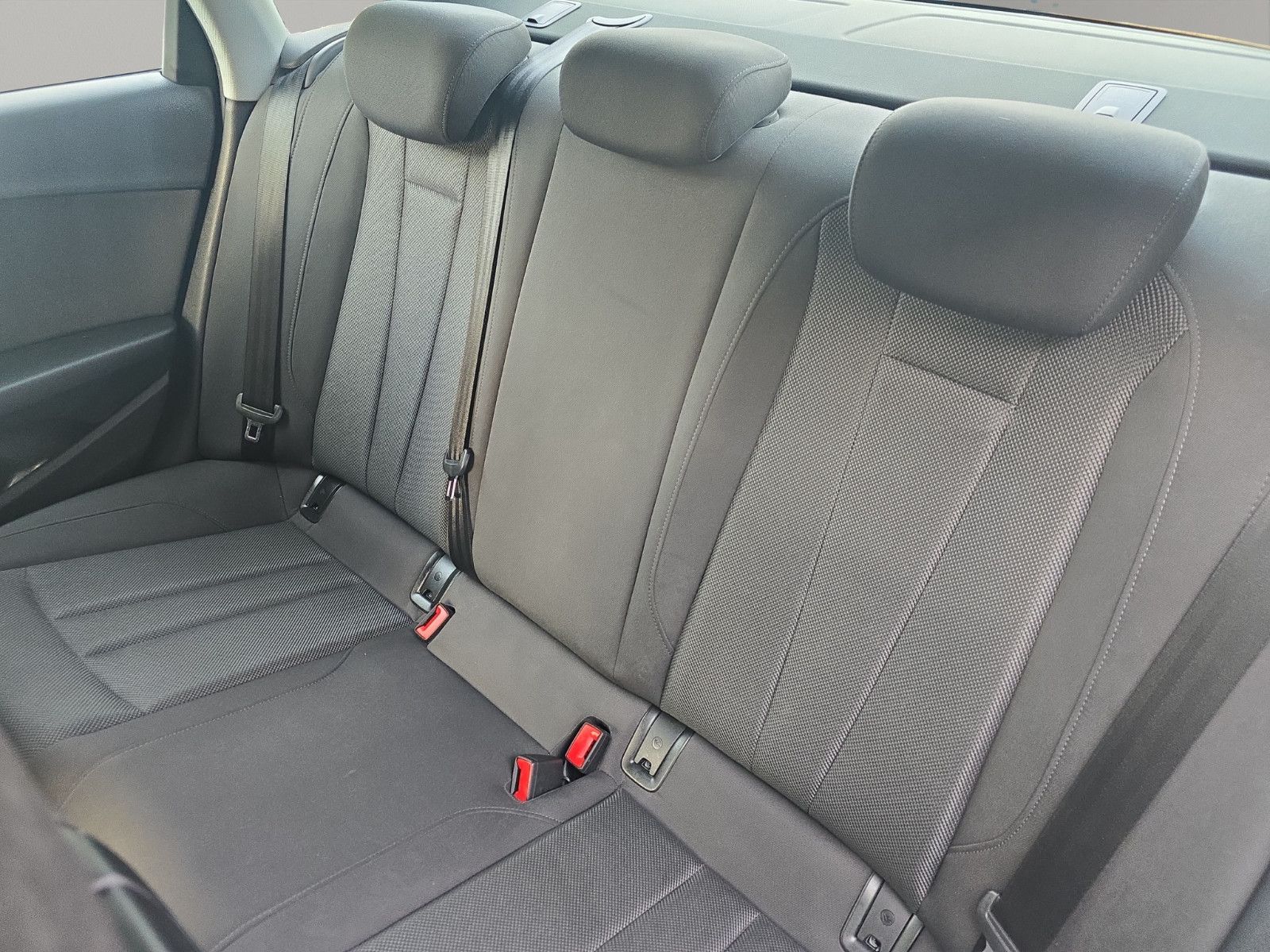 Fahrzeugabbildung Audi A4 Lim. basis/Bi-Xenon/Navi/SHZ/PDC