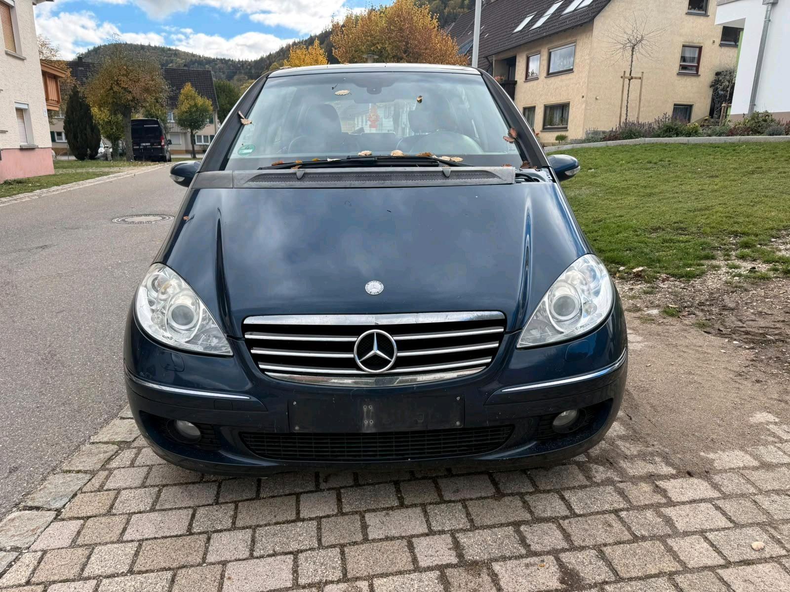 Mercedes-Benz 200 2012 — engine 136 HP (100kW)