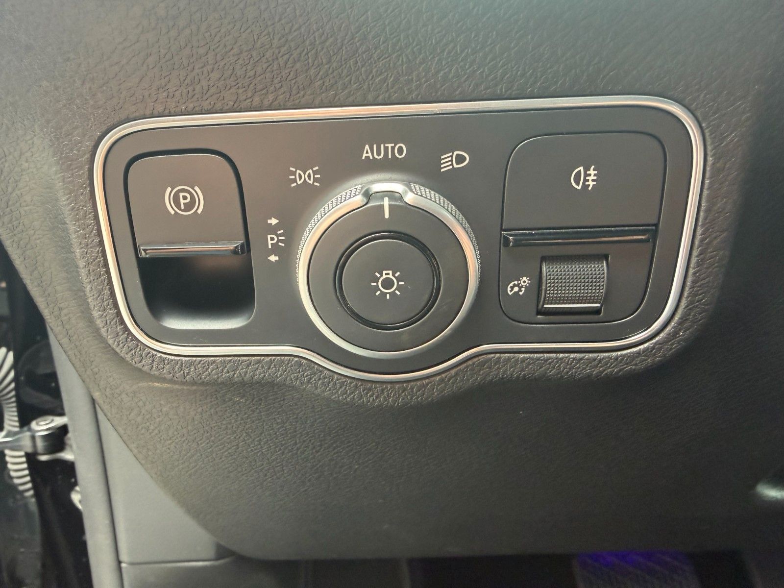 Fahrzeugabbildung Mercedes-Benz EQB 350 4M Progressive+Distr+Ambiente+RFK+MBUX