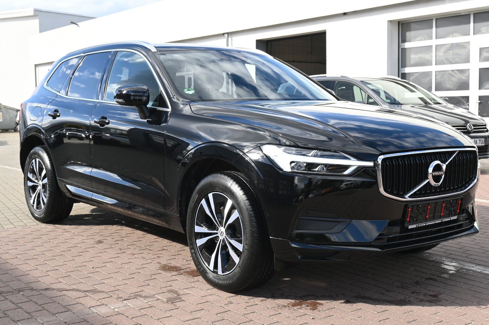 Fahrzeugabbildung Volvo XC60 Momentum Pro FWD *NAV*TEMPO*LED*RFK*