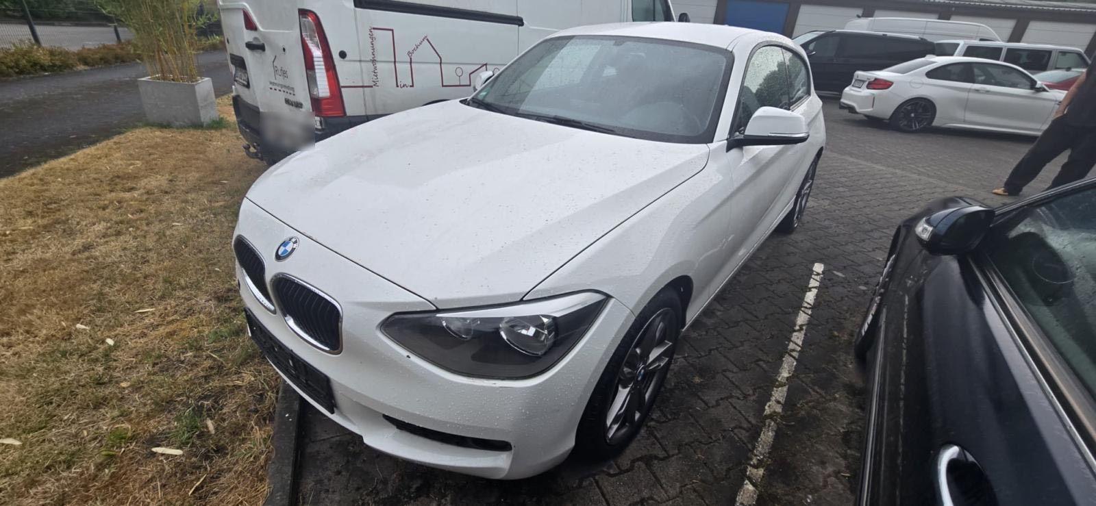 BMW 114 2014 — rear view