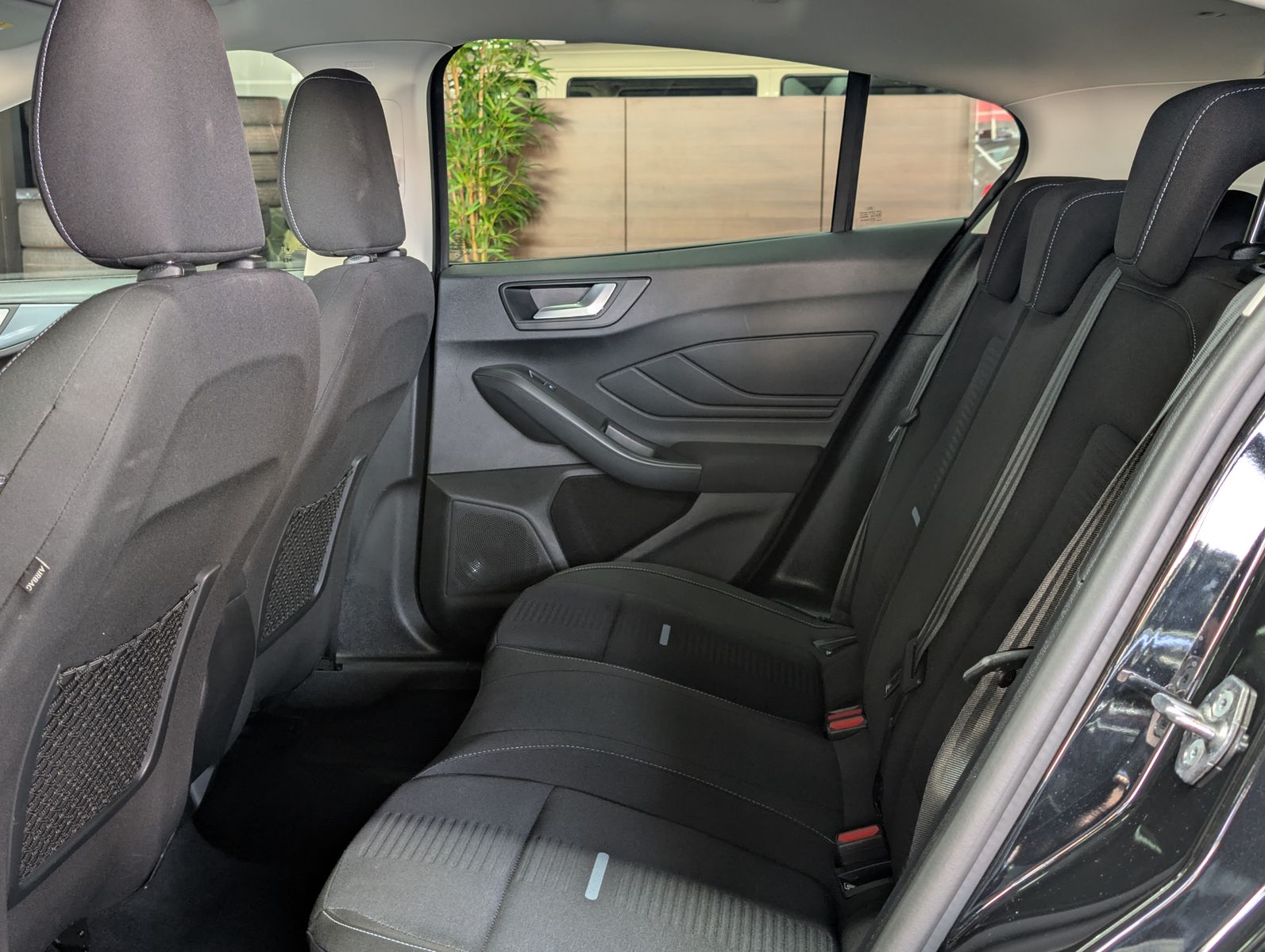 Fahrzeugabbildung Ford Focus Limo EB Active LED ACC APP KAM 17" WINTER