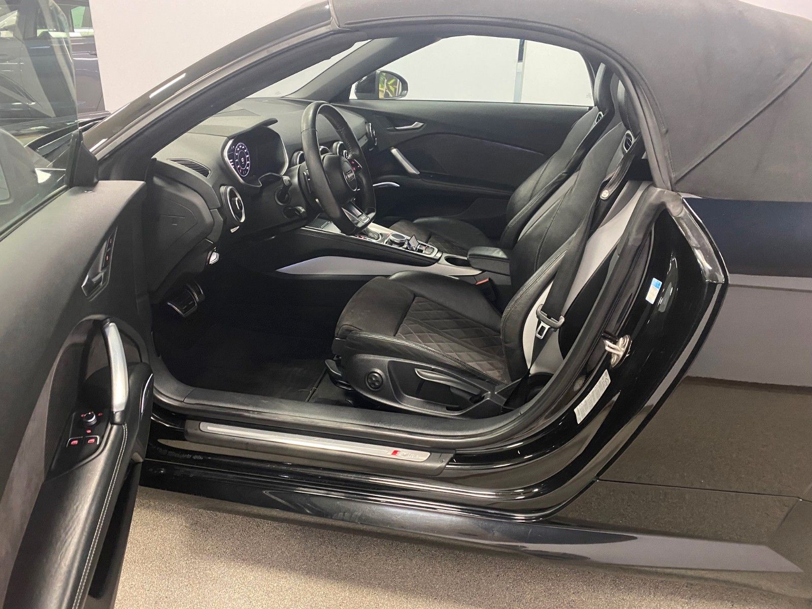 Fahrzeugabbildung Audi TT S-Line Roadster 2.0 TFSI S tronic quattro+19"