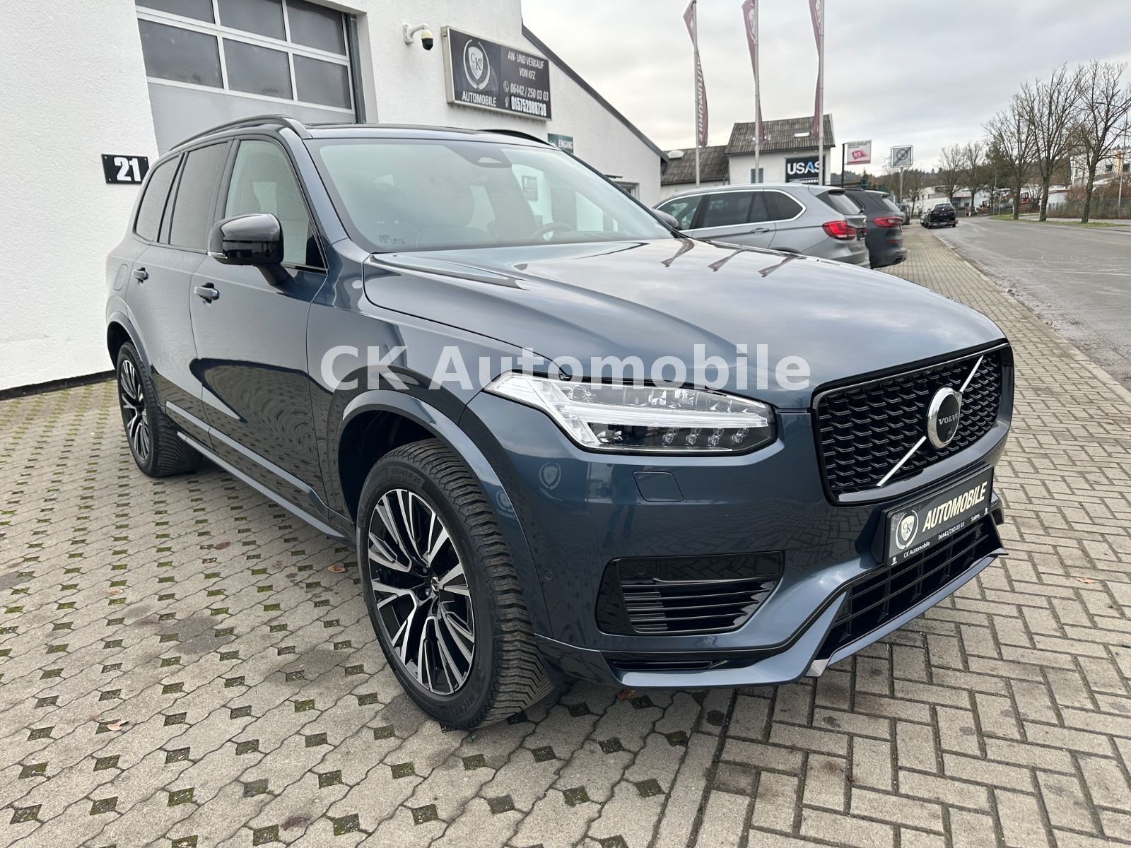 Fahrzeugabbildung Volvo XC90 T8 Ultimate Dark AWD/7 Sitze/Head-Up/LED