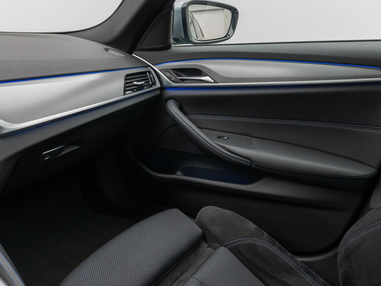 Fahrzeugabbildung BMW 530d xD M Sport Kamera HUD HiFi SoftCl Komfort