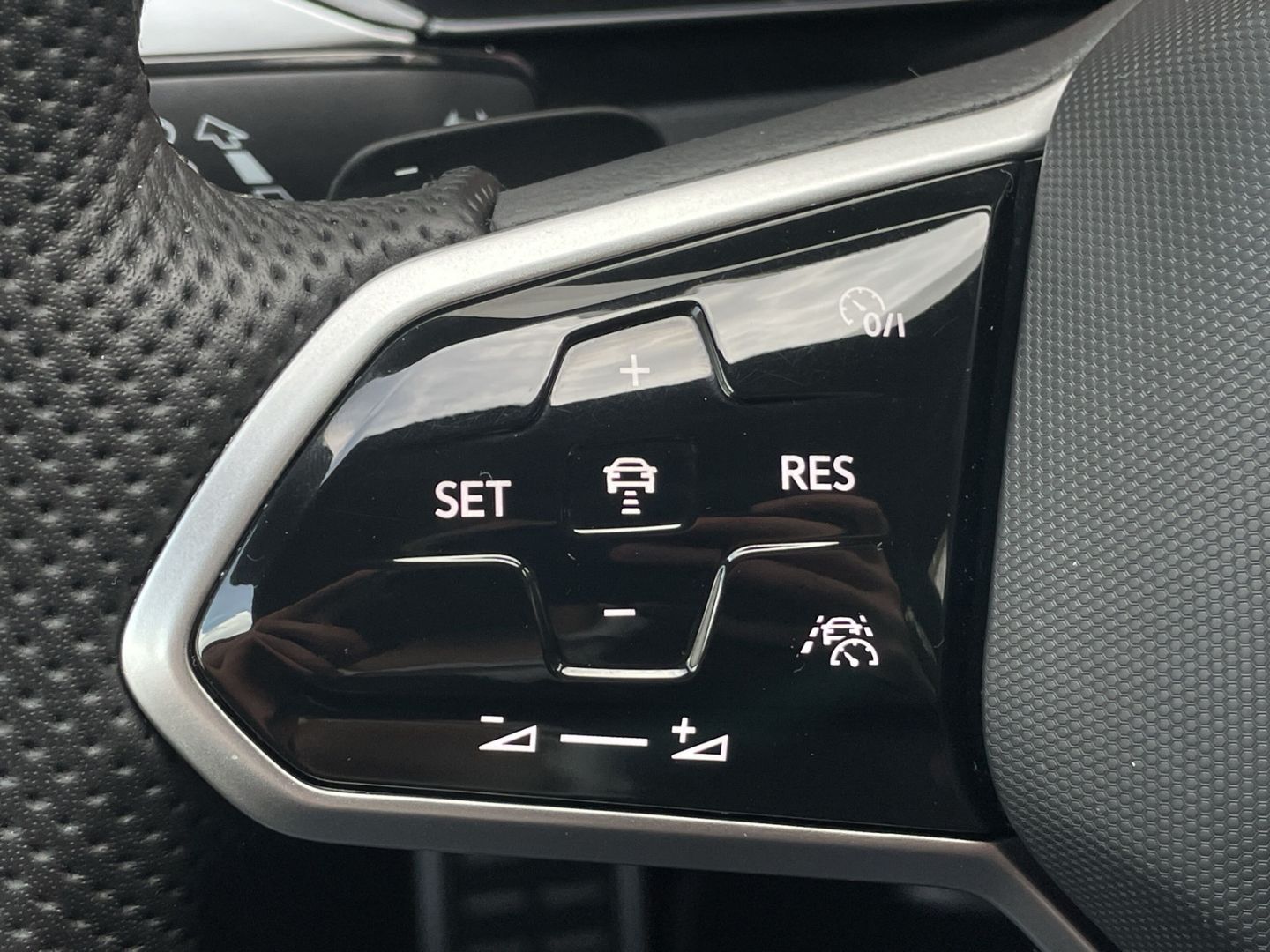 Arteon 2.0TSI DSG 4Motion R-Line Pano/AHK/Kamera