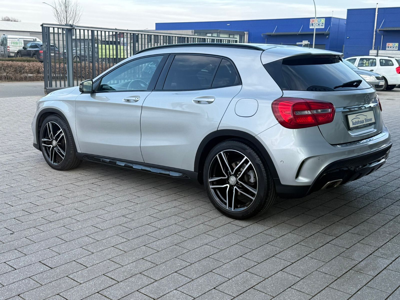 Fahrzeugabbildung Mercedes-Benz GLA 200 AMG Line PANO NAVI LEDER PDC WINTERRÄDER