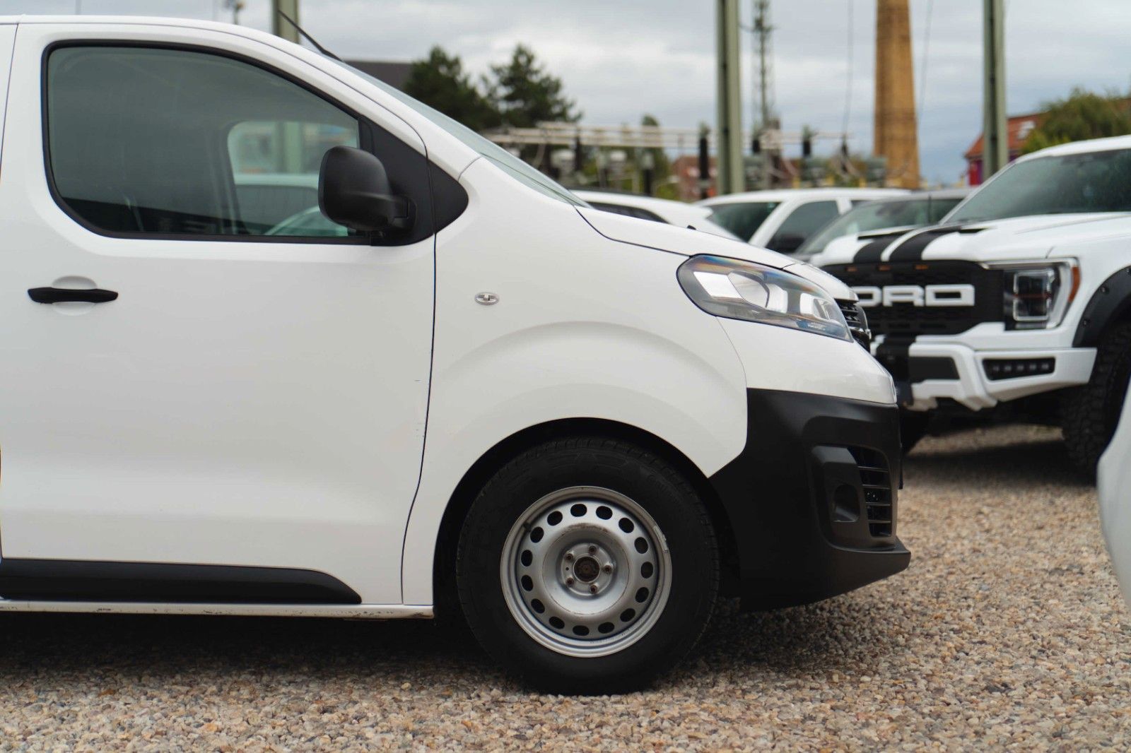 Fahrzeugabbildung Opel Vivaro Kombi S | 9 Sitze | Klima | DAB | TÜV NEU
