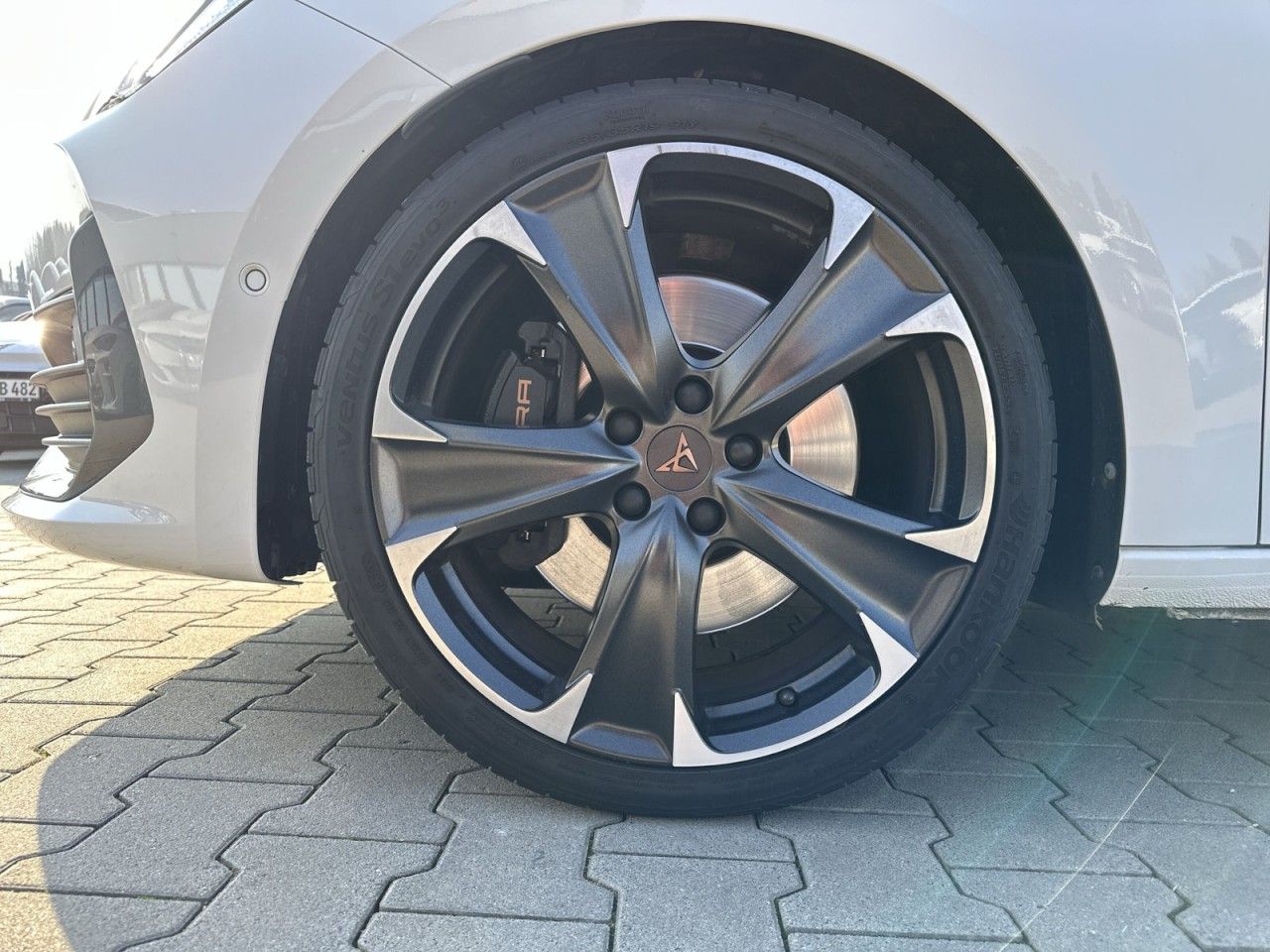 Fahrzeugabbildung CUPRA Leon Sportstourer VZ 2.0 TSI 4Drive DSG - mit KI generiert/bearbeitet