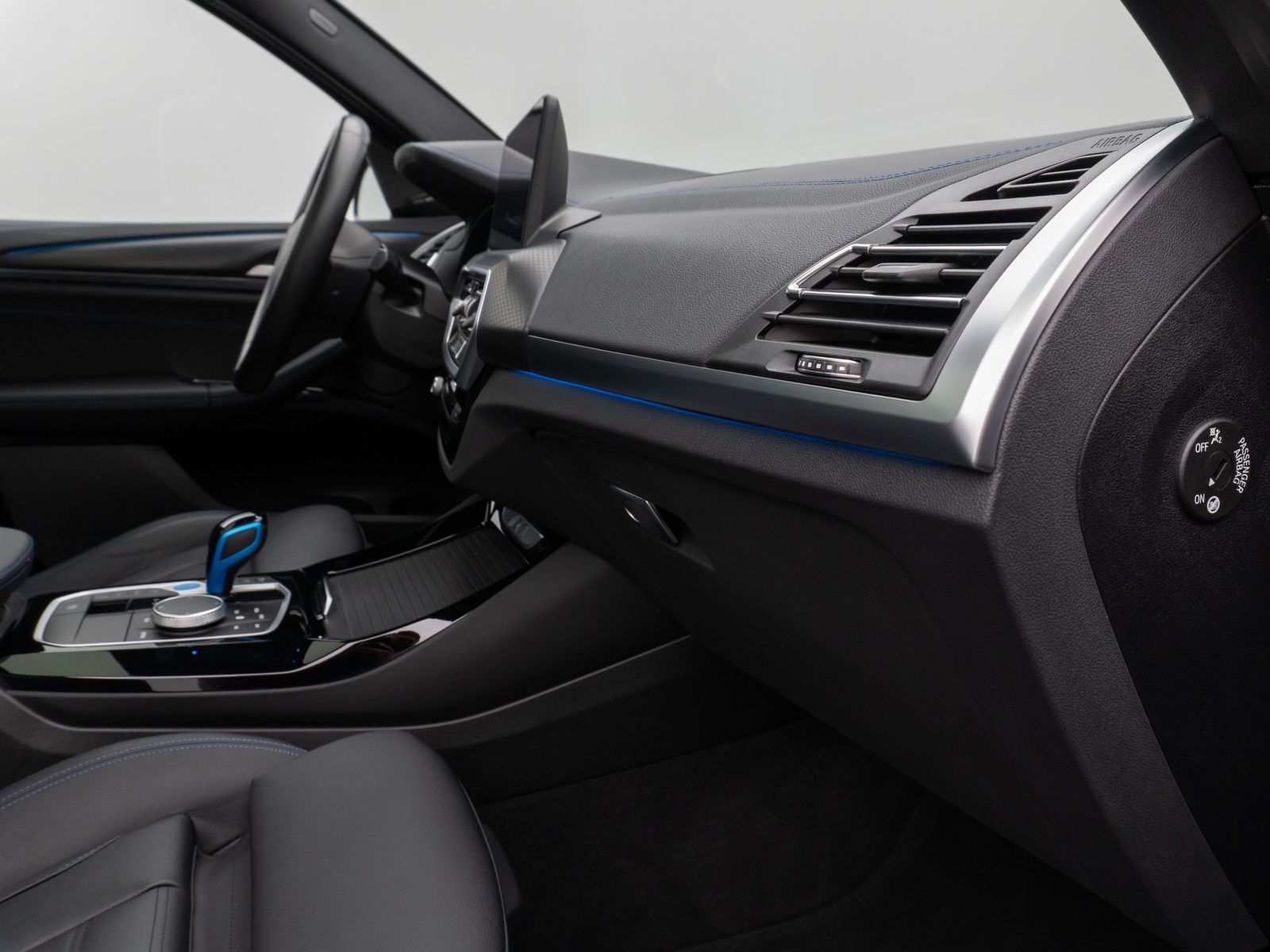 Fahrzeugabbildung BMW iX3 M Sport Impressive Panorama 360° HUD DAB H/K