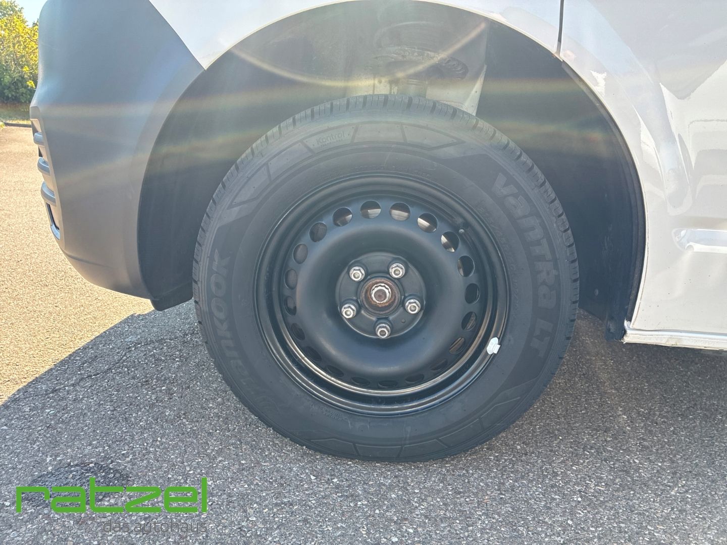 Fahrzeugabbildung Volkswagen T6.1 Kombi KR 2.0 TDI 9-Sitzer AHK DAB Rückfahrk