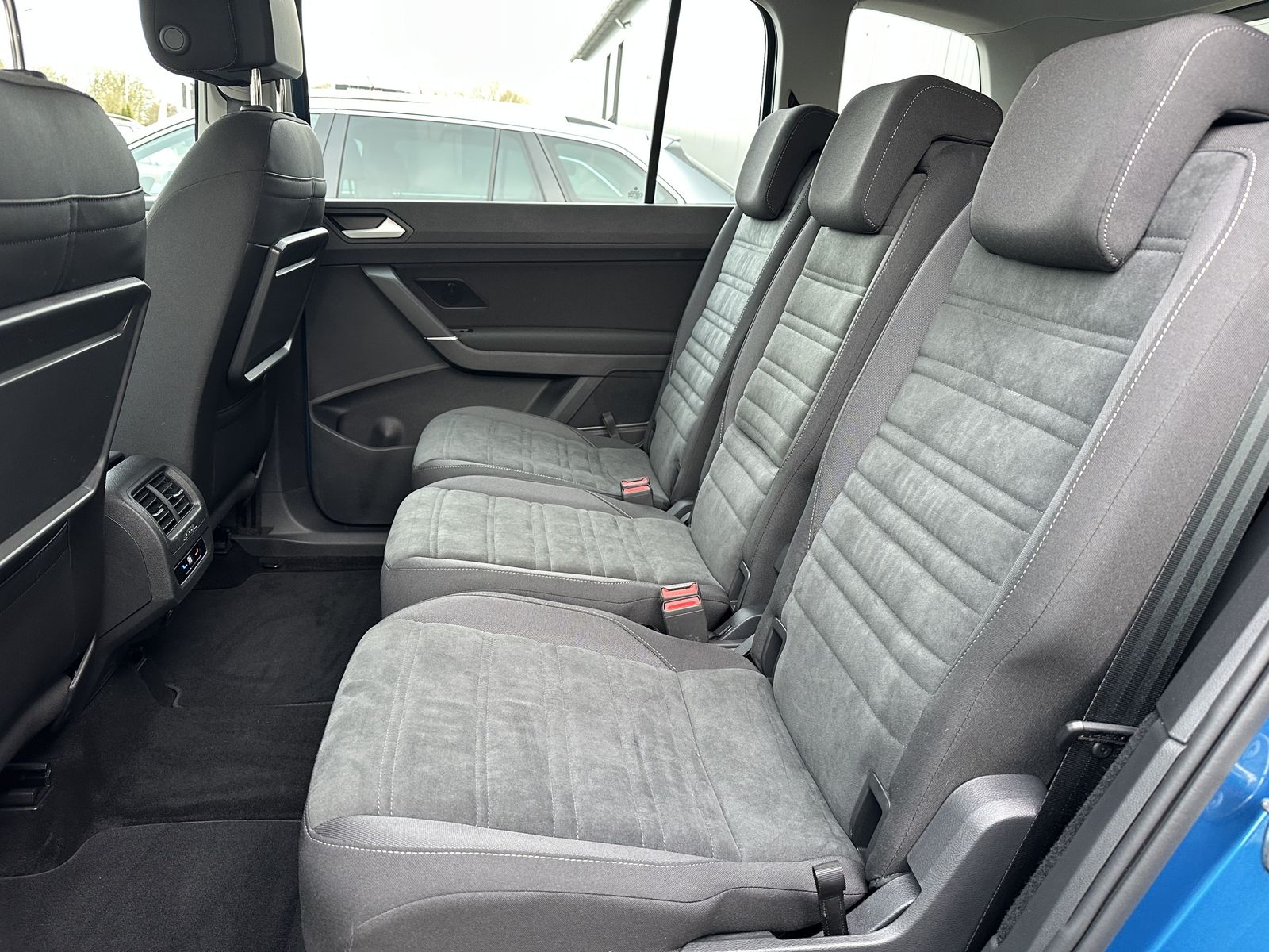 Fahrzeugabbildung Volkswagen Touran 2.0 TDI DSG CL NAV+IQ-DRIVE+KAM+VCOCK+ACC