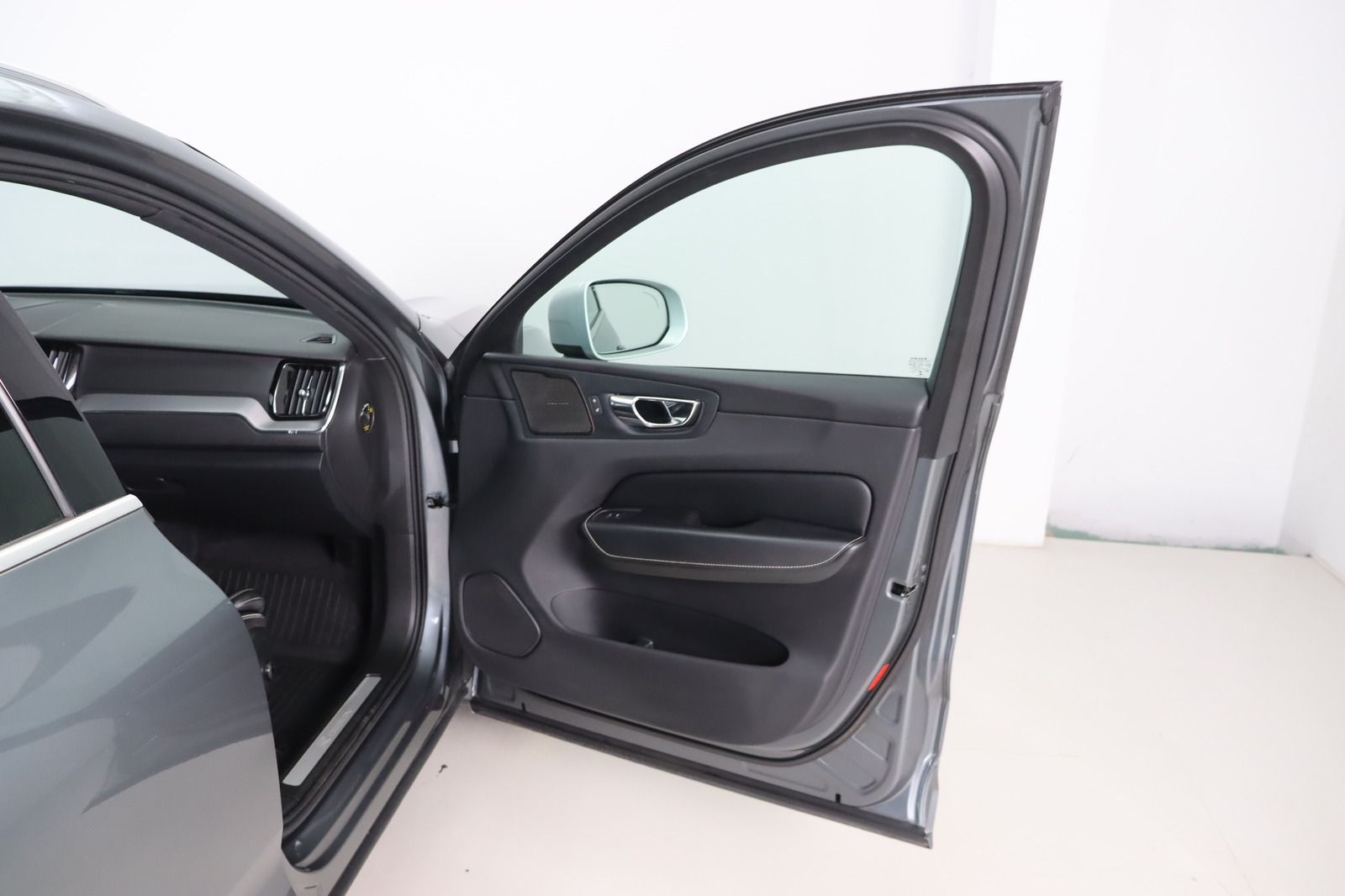 Fahrzeugabbildung Volvo XC60 D4 AWD R - Design aus 1. Hand