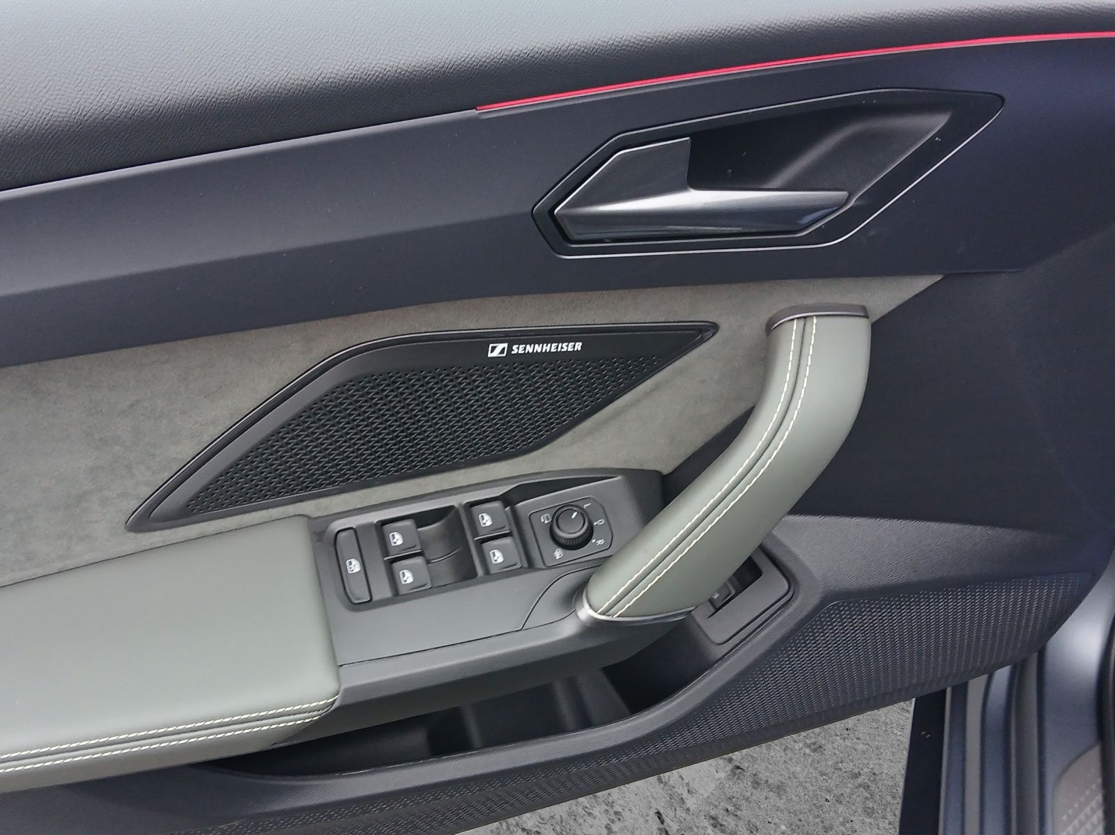 Fahrzeugabbildung CUPRA Leon Sportstourer TSI DSG 4Drive Matrix ACC Navi