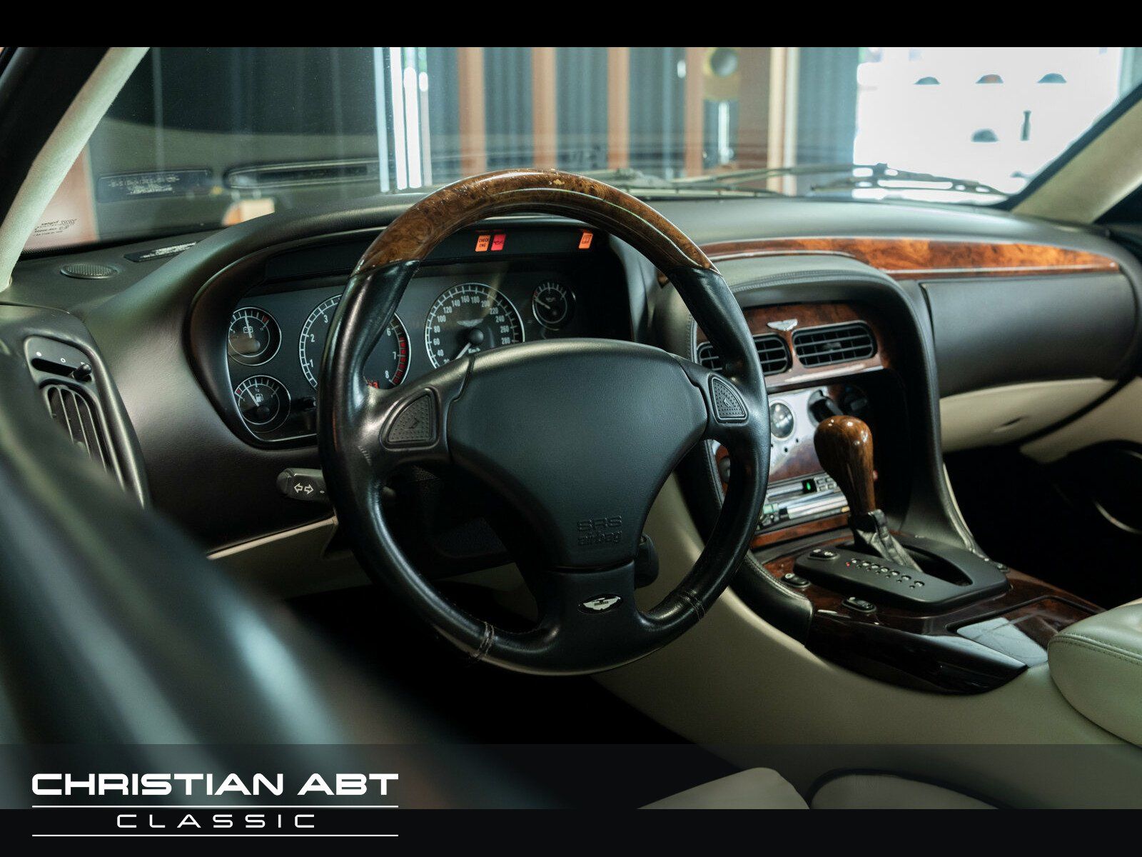 Fahrzeugabbildung Aston Martin Vantage V12