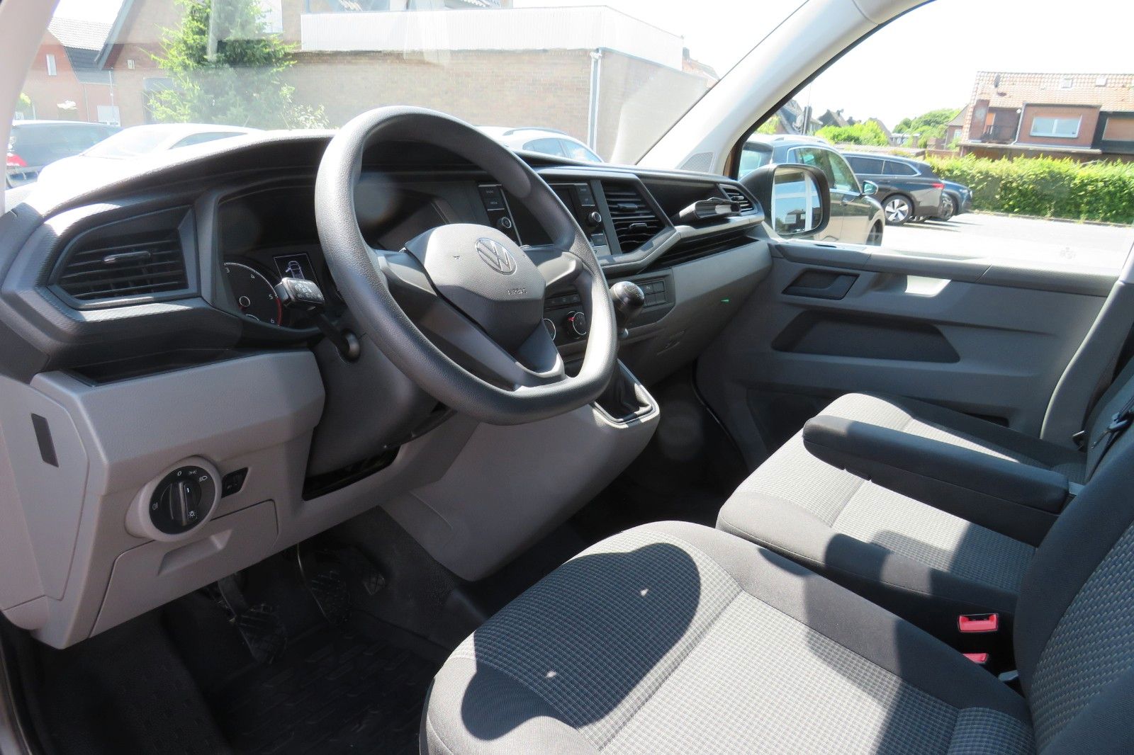 Fahrzeugabbildung Volkswagen T6.1 Kombi TDI 9SITZE GRA PDC APP-CONNECT SITZH.