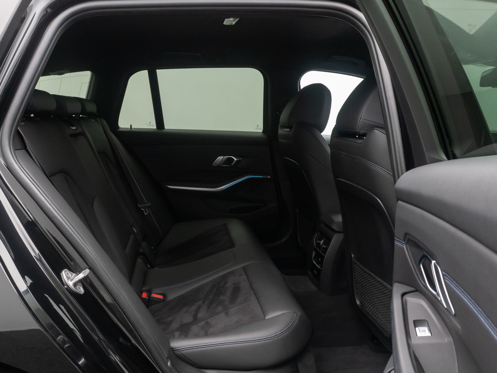 Fahrzeugabbildung BMW 320d M Sport Kamera DAB Standhzng HiFi Alarm HUD