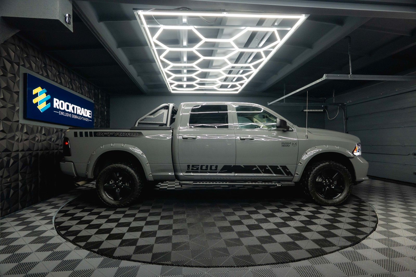 Fahrzeugabbildung Dodge RAM 5.7 V8 HEMI 4x4 OFFROAD Night-Paket LONGBED