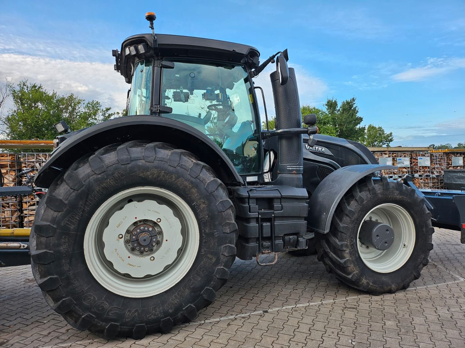 Fahrzeugabbildung Andere Ufkes 962/25 / Valtra S374 / nur: 1.980h!