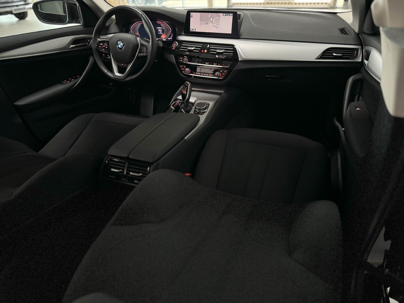 Fahrzeugabbildung BMW 530d Stop&Go AHK HUD DAB Cockpit DisplayKey HiFi